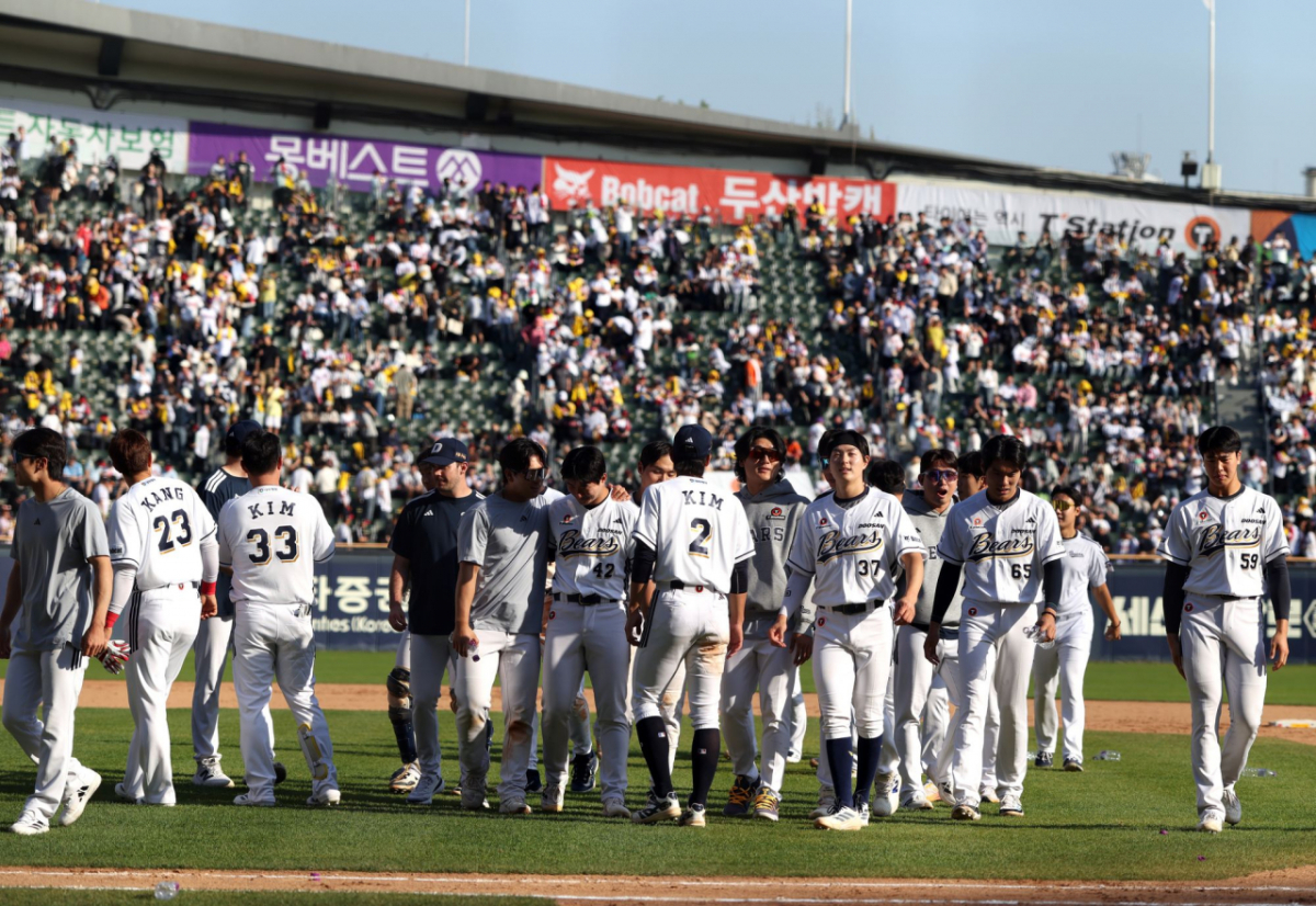 26일 잠실 LG-두산전. 끝내기 승리 후 기뻐하는 두산 선수단의 모습. /사진=두산 베어스 제공