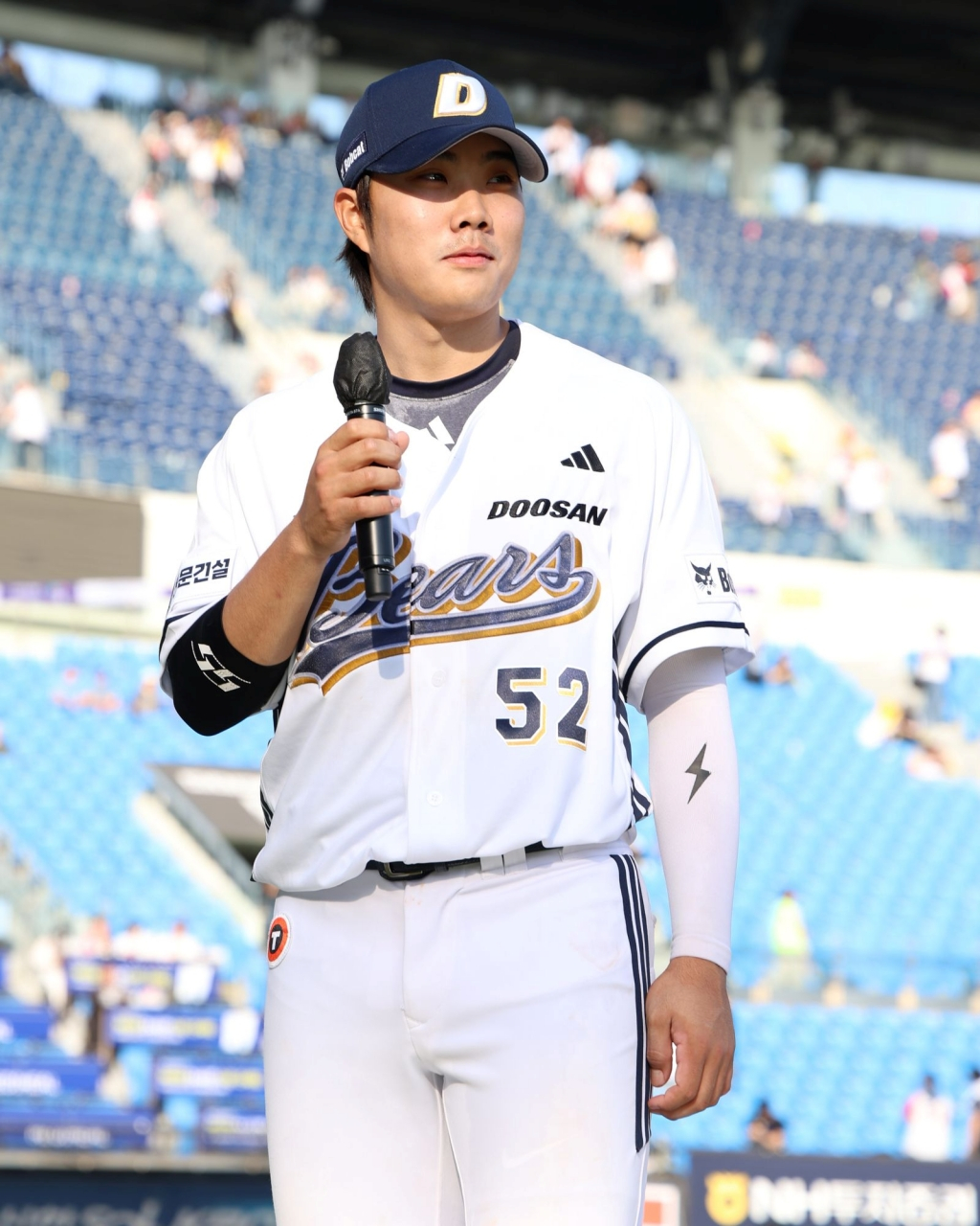 박준순(가운데 52번)이 26일 잠실 LG 트윈스전에서 연장 10회말 끝내기 안타를 터트린 뒤 인터뷰에 임하고 있다. /사진=두산 베어스 제공