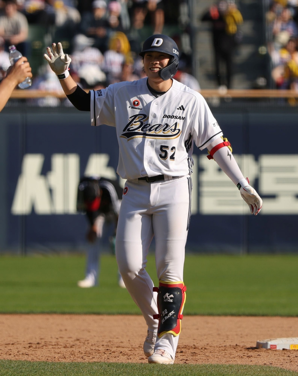 박준순(가운데 52번)이 26일 잠실 LG 트윈스전에서 연장 10회말 끝내기 안타를 터트린 뒤 기뻐하고 있다. /사진=두산 베어스 제공