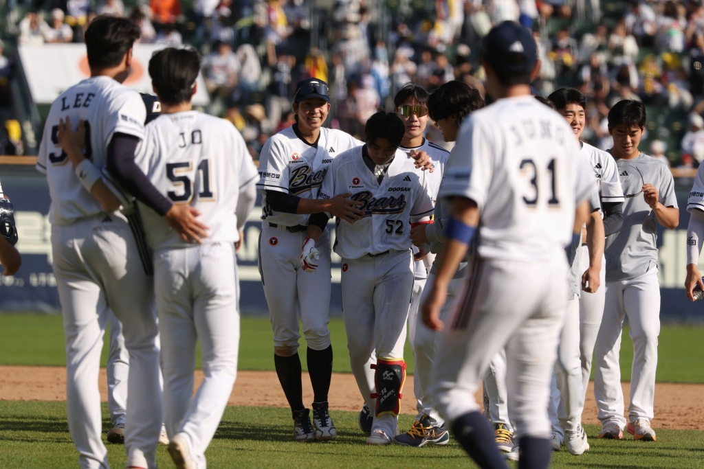 박준순(가운데 52번)이 26일 잠실 LG 트윈스전에서 연장 10회말 끝내기 안타를 터트린 뒤 동료들로부터 축하 인사를 받고 있다. /사진=두산 베어스 제공