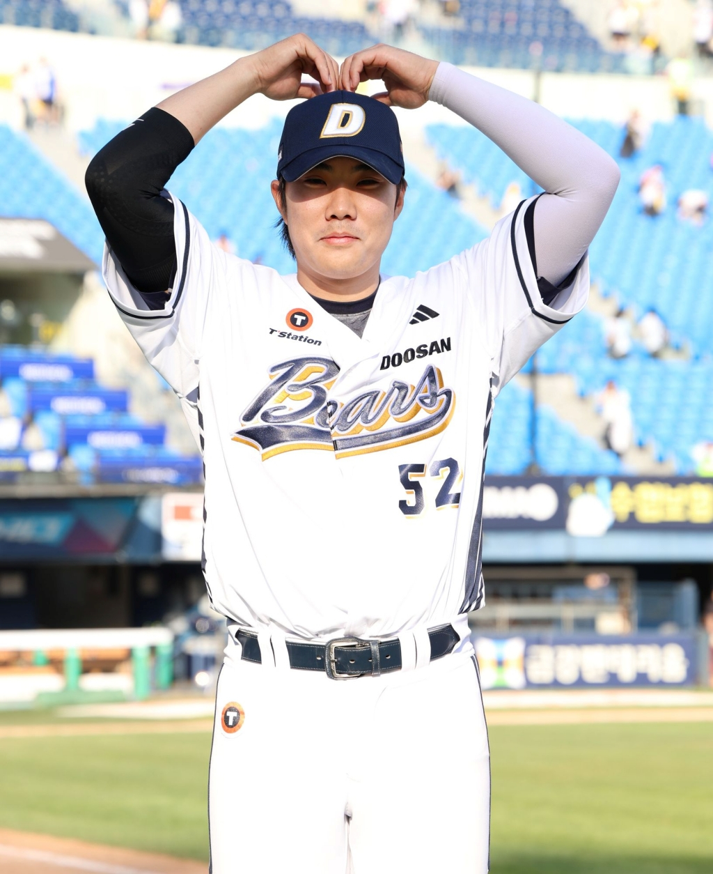 박준순(가운데 52번)이 26일 잠실 LG 트윈스전에서 연장 10회말 끝내기 안타를 터트린 뒤 단상에서 포즈를 취하고 있다. /사진=두산 베어스 제공