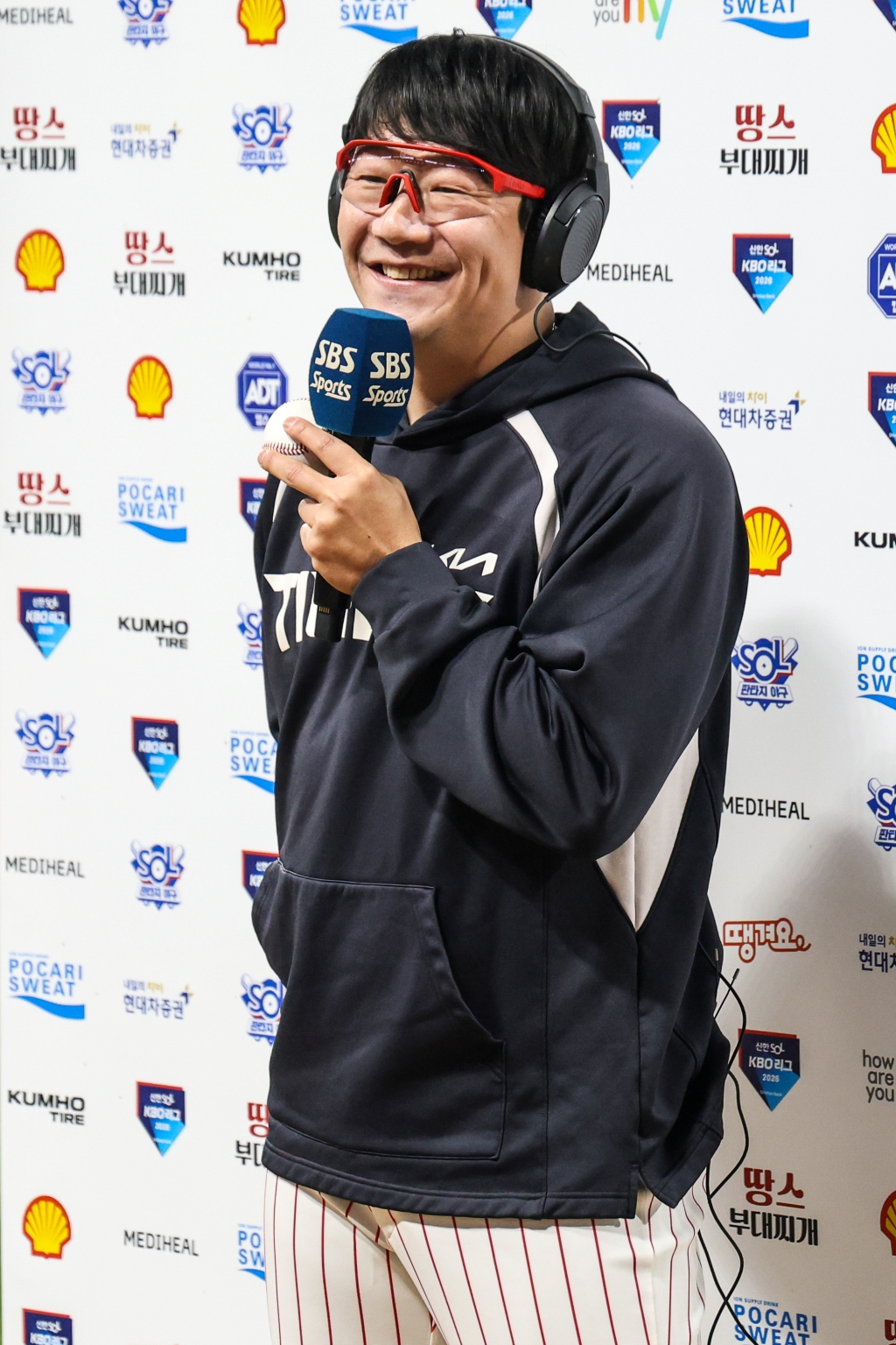 KIA 타이거즈 투수 양현종이 25일 광주 롯데전을 마친 뒤 인터뷰에서 환하게 웃고 있다. /사진=KIA 타이거즈 제공