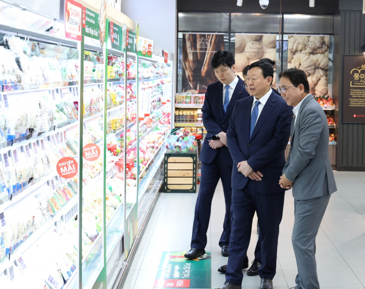 신동빈 롯데그룹 회장(오른쪽 두번째)이 23일 베트남 하노이에 위치한 롯데몰 웨스트레이크 하노이를 찾아 롯데마트 매장을 점검하고 있다. /사진제공=롯데지주