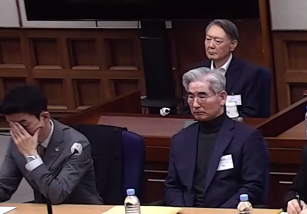 윤석열 전 대통령이 서울 서초구 서울중앙지방법원에서 열린 내란 우두머리 혐의 사건 1심 선고기일에서 지귀연 부장판사의 판결문을 듣고 있다. /사진=뉴시스