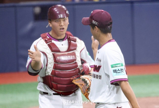 박준현(오른쪽)이 포수 김건희와 하이파이브를 하고 있다. /사진=김진경 대기자
