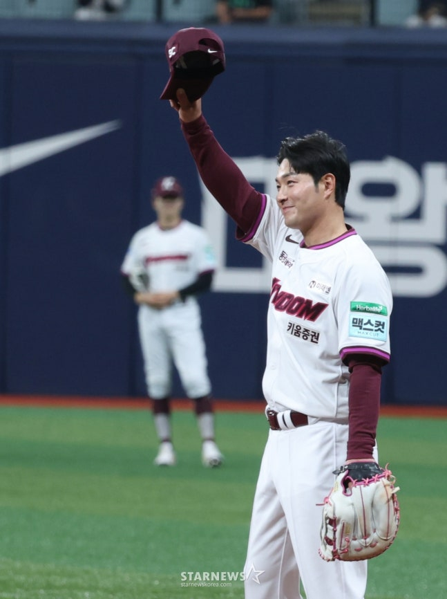 교체되기 직전 인사하는 박병호. /사진=김진경 대기자