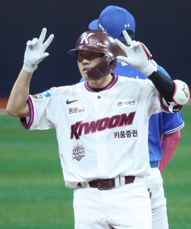 첫 적시타를 친 오선진. /사진=김진경 대기자
