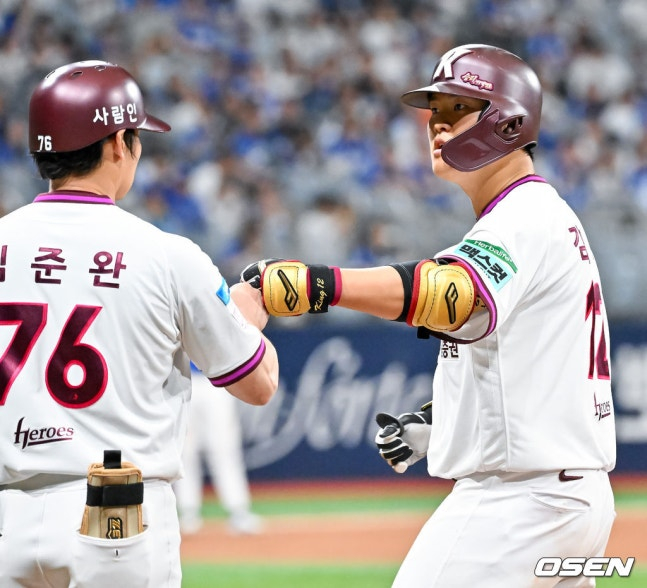 8회 달아나는 적시타를 친 김건희(오른쪽).