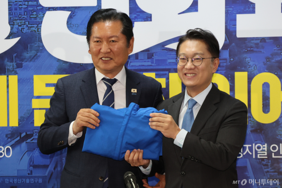  정청래 더불어민주당 대표가 24일 오전 인천 연수구 정지열 인천 연수구청장 후보 선거사무소에서 열린 최고위원회의에서 김남준 계양을 국회의원 보궐선거 후보에게 당 점퍼를 전달하고 있다./사진=뉴스1