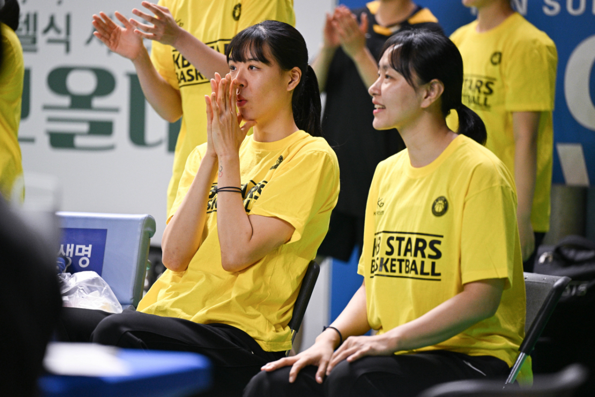 부상으로 결장한 박지수(왼쪽)가 26일 오후 2시 25분 용인실내체육관에서 열린 BNK금융 2025~2026 여자프로농구 챔피언결정전 3차전을 벤치에서 지켜보고 있다. /사진=WKBL 제공