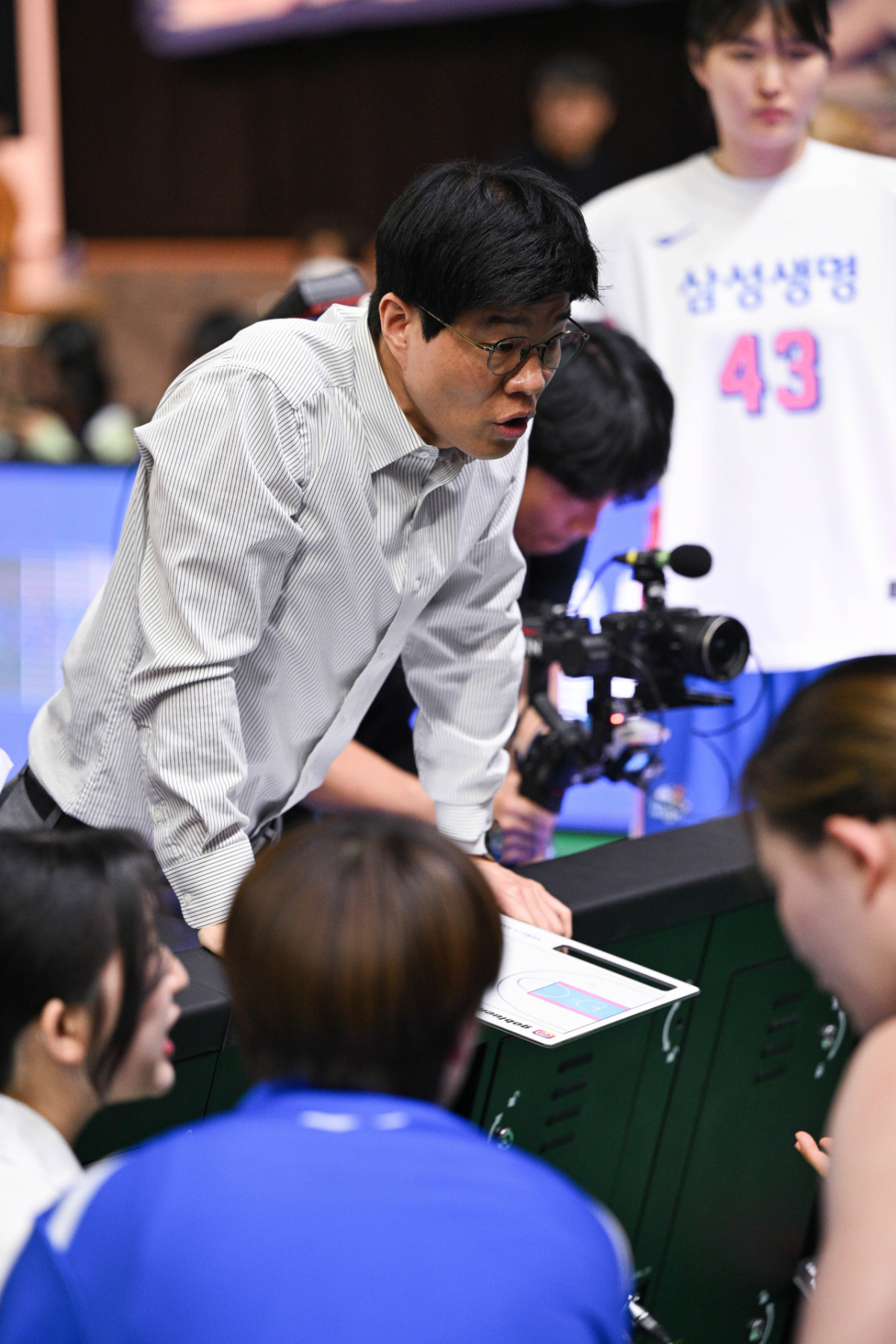 하상윤 용인 삼성생명 감독이 26일 오후 2시 25분 용인실내체육관에서 열린 BNK금융 2025~2026 여자프로농구 챔피언결정전 3차전 경기 중 작전 지시하고 있다. /사진=WKBL 제공