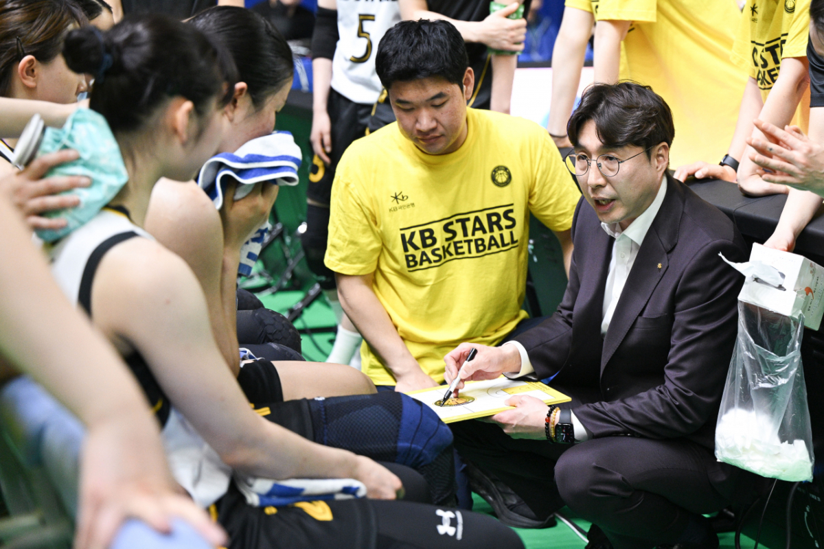 김완수 용인 KB스타즈 감독이 26일 오후 2시 25분 용인실내체육관에서 열린 BNK금융 2025~2026 여자프로농구 챔피언결정전 3차전 경기 중 작전 지시하고 있다. /사진=WKBL 제공