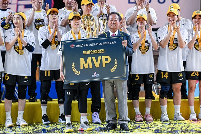 허예은(왼쪽)이 챔피언결정전 MVP에 선정된 뒤 포즈를 취하고 있다. /사진=WKBL 제공