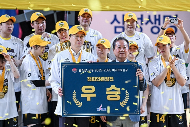 통합우승을 차지한 김완수(왼쪽) KB스타즈 감독. /사진=WKBL 제공