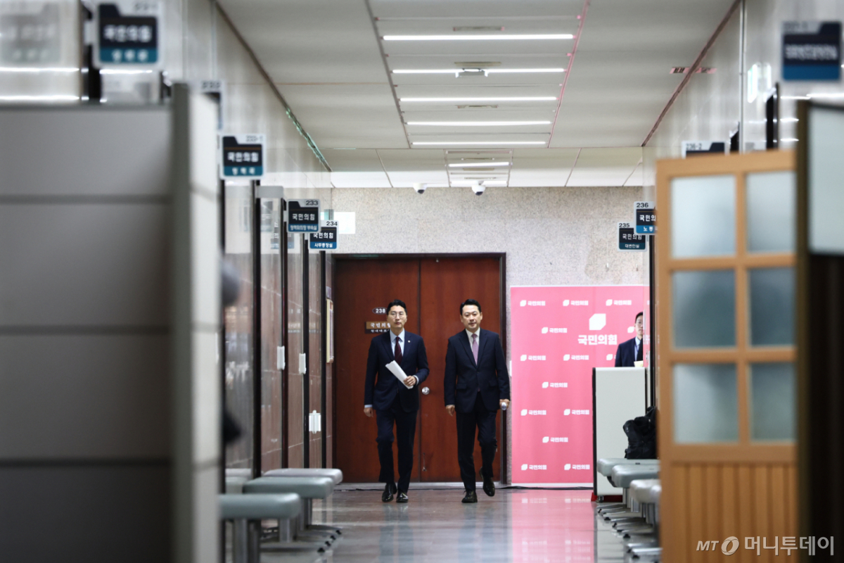 [서울=뉴시스] 고승민 기자 = 장동혁 국민의힘 대표가 24일 서울 여의도 국회에서 현안 브리핑을 하기을 위해 회의실로 향하고 있다. 2026.04.24. kkssmm99@newsis.com /사진=고승민