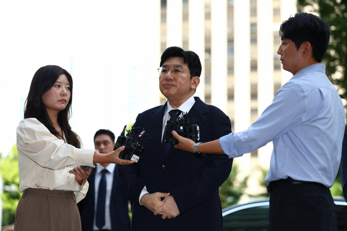 방시혁 하이브 의장이 지난해 9월15일 오전 서울 마포구 서울경찰청 광역수사단 금융범죄수사대에서 조사를 받기 위해 출석하고 있다./사진=뉴시스.