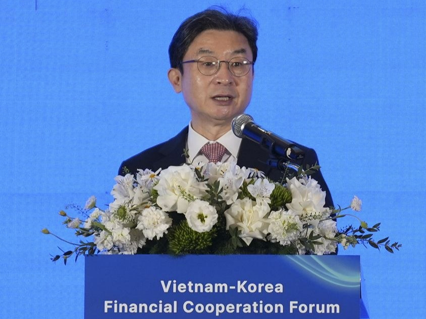 이억원 금융위원장이 이재명 대통령의 인도·베트남 순방에 지난 19일부터 전날까지 4박 7일 일정으로 동행했다. 이 위원장이 '성장의 근간으로서 금융인프라'를 주제로 진행한 한-베트남 금융협력포럼에 참여한 모습. /사진=X 갈무리