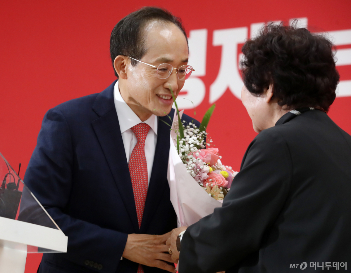 (대구=뉴스1) 공정식 기자 = 경선을 통해 6·3 지방선거 국민의힘 대구시장 최종 후보로 선출된 추경호 의원이 26일 오후 대구 수성구 국민의힘 대구시당에서 후보 수락 연설 도중 지지자의 꽃다발을 받고 있다. 2026.4.26/뉴스1  Copyright © 뉴스1. All rights reserved. 무단 전재 및 재배포,  AI학습 이용 금지. /사진=(대구=뉴스1) 공정식 기자