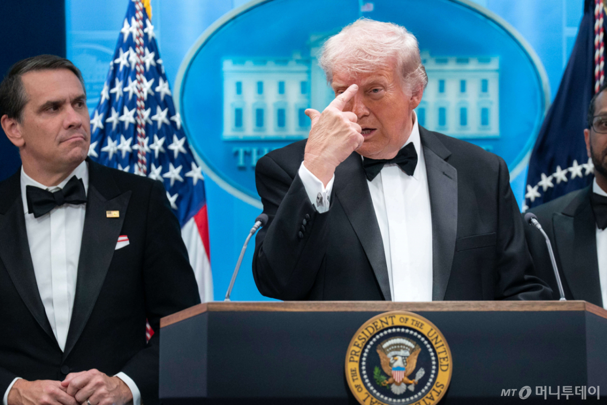 도널드 트럼프 미국 대통령이 25일(현지시간) 워싱턴 힐튼 호텔에서 열린 '백악관 출입기자단 연례 만찬'(WHCD) 행사장에서 총격 사건이 발생한 뒤 백악관 브리핑룸에서 기자회견을 하고 있다. 트럼프 대통령은 "총격범이 나를 노렸던 것 같다"며 "이란 전쟁과는 무관하다"고 말했다. /워싱턴DC AP=뉴시스