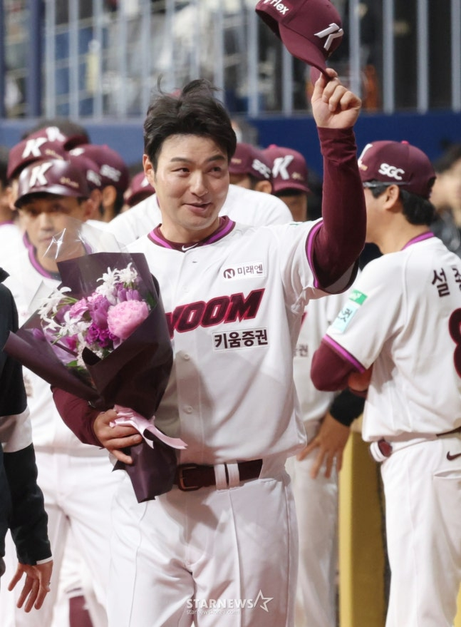 팬들에게 인사하는 박병호. /사진=김진경 대기자