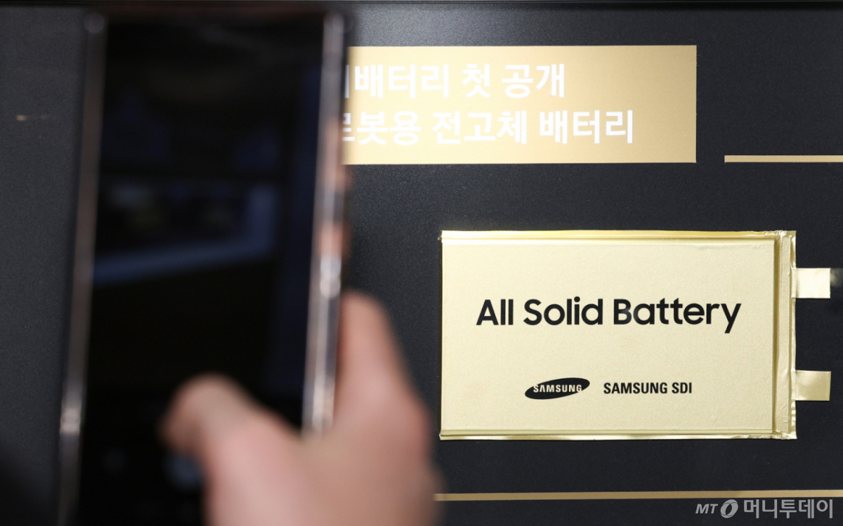 (서울=뉴스1) 최지환 기자 = 11일 서울 코엑스에서 열린 인터배터리 2026에서 삼성SDI 부스를 찾은 사람들이 전고체 배터리 제품을 살펴보고 있다.  올해로 14회를 맞이하는 국내 최대 규모 배터리 전시회 인터배터리 2026은 오는 13일까지 3일간 개최된다. 2026.3.11/뉴스1  Copyright © 뉴스1. All rights reserved. 무단 전재 및 재배포,  AI학습 이용 금지. /사진=(서울=뉴스1) 최지환 기자