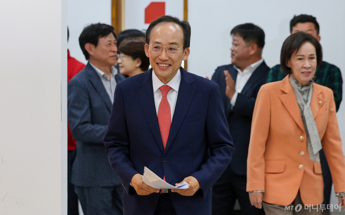 [대구=뉴시스] 이무열 기자 = 6·3 지방선거 국민의힘 대구시장 후보로 확정된 추경호 의원이 26일 대구 수성구 국민의힘 대구시당에서 수락연설을 하기 위해 입장하고 있다. 2026.04.26. lmy@newsis.com /사진=이무열