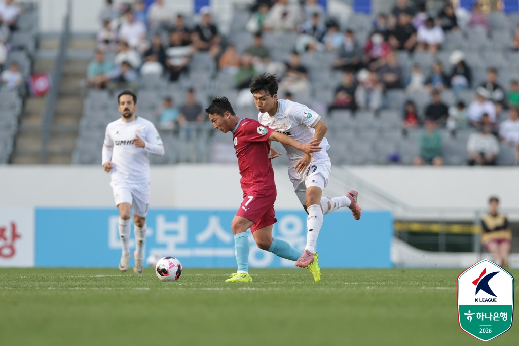 26일 용인미르스타디움에서 열린 용인FC와 김해FC의 하나은행 K리그2 2026 9라운드, 치열한 볼 경합을 펼치고 있는 용인 김민우(왼쪽)와 김해 박상준. /사진=한국프로축구연맹 제공