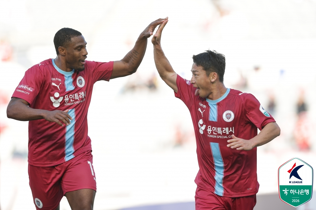 용인FC 김민우(오른쪽)가 26일 용인미르스타디움에서 열린 김해FC와의 하나은행 K리그2 2026 라운드 홈경기에서 골을 넣은 뒤 가브리엘과 함께 기뻐하고 있다. /사진=한국프로축구연맹 제공