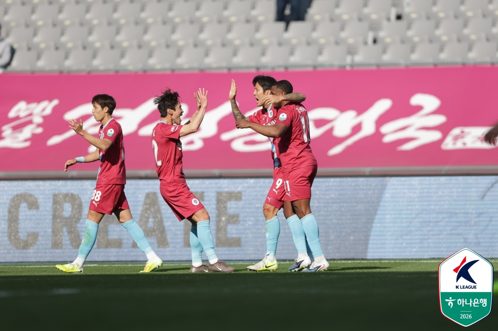 용인FC 석현준(오른쪽 두 번째)이 26일 용인미르스타디움에서 열린 김해FC와의 하나은행 K리그2 2026 라운드 홈경기에서 골을 넣은 뒤 동료들과 기뻐하고 있다. /사진=한국프로축구연맹 제공