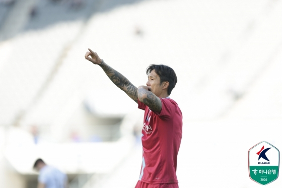 용인FC 석현준이 26일 용인미르스타디움에서 열린 김해FC와의 하나은행 K리그2 2026 라운드 홈경기에서 골을 넣은 뒤 골 세리머니를 하고 있다. /사진=한국프로축구연맹 제공