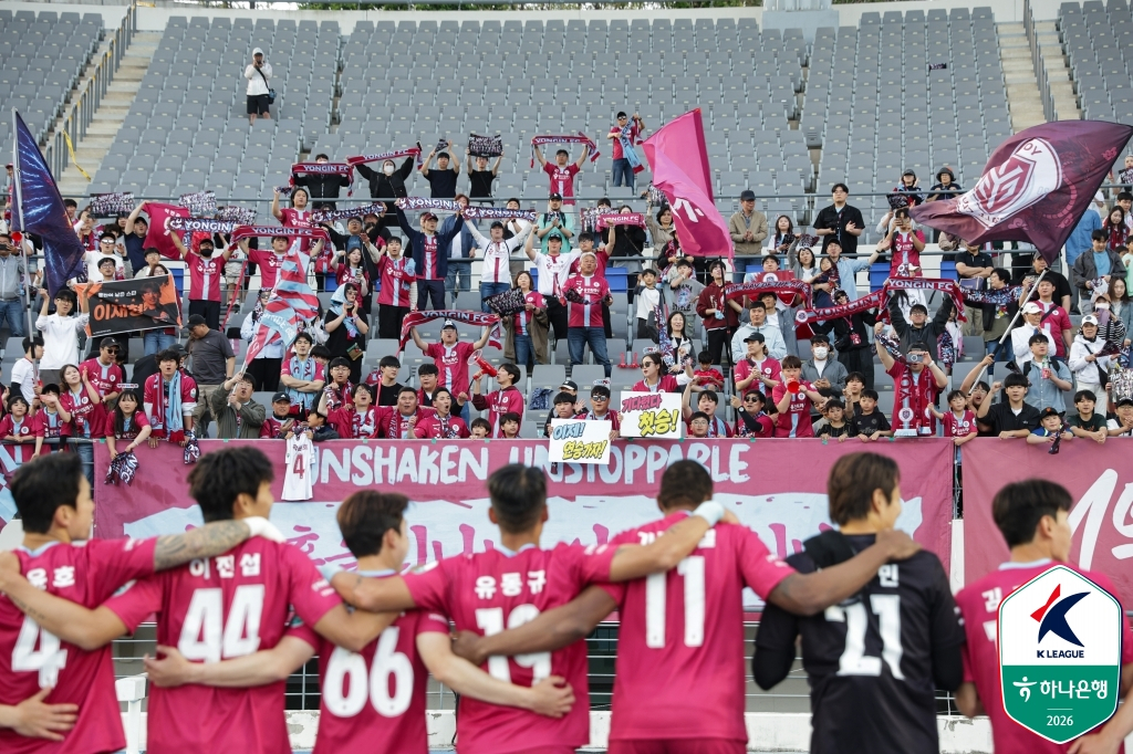 26일 김해FC전 승리로 창단 첫 승을 신고한 뒤 기뻐하고 있는 용인FC 선수들과 팬들. /사진=한국프로축구연맹 제공