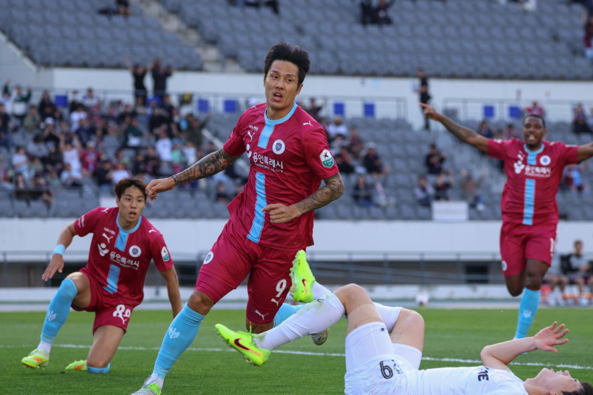 용인FC 공격수 석현준이 26일 용인미르스타디움에서 열린 김해FC와의 하나은행 K리그1 2026 9라운드에서 K리그 데뷔골을 넣은 뒤 골 세리머니를 하고 있다. /사진=용인FC 제공
