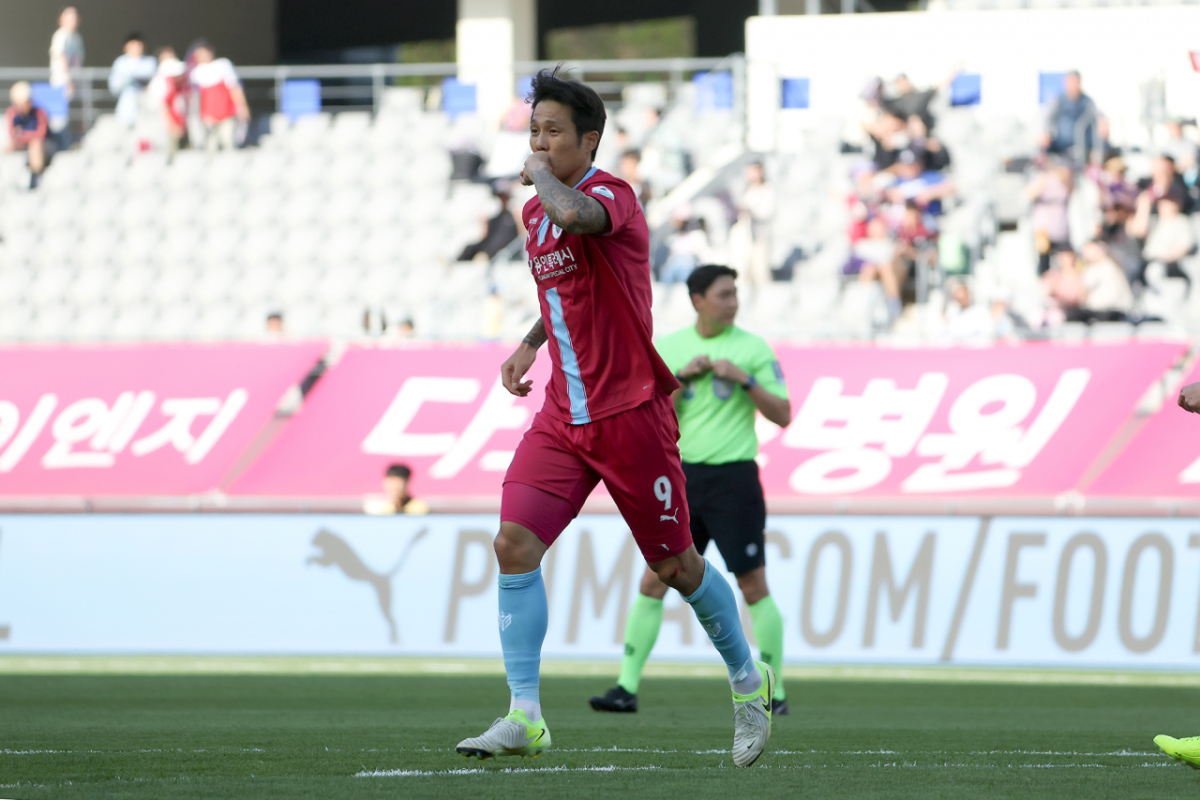 용인FC 공격수 석현준이 26일 용인미르스타디움에서 열린 김해FC와의 하나은행 K리그1 2026 9라운드에서 K리그 데뷔골을 넣은 뒤 골 세리머니를 하고 있다. /사진=용인FC 제공