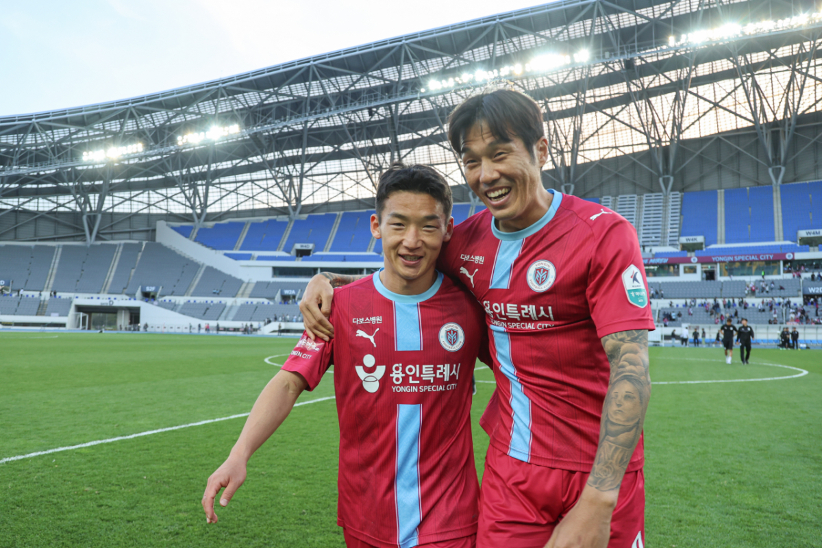 용인FC 공격수 석현준(오른쪽)이 26일 용인미르스타디움에서 열린 김해FC와의 하나은행 K리그1 2026 9라운드 승리 후 김민우와 기뻐하고 있다. 이날 석현준의 2골은 모두 김민우가 어시스트했다. /사진=용인FC 제공