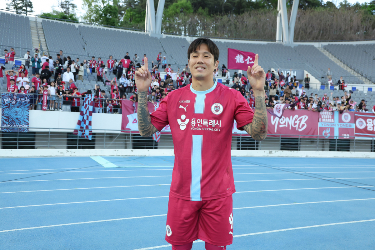 용인FC 공격수 석현준이 26일 용인미르스타디움에서 열린 김해FC와의 하나은행 K리그1 2026 9라운드 승리 후 팬들 앞에서 기념사진을 촬영하고 있다. /사진=용인FC 제공