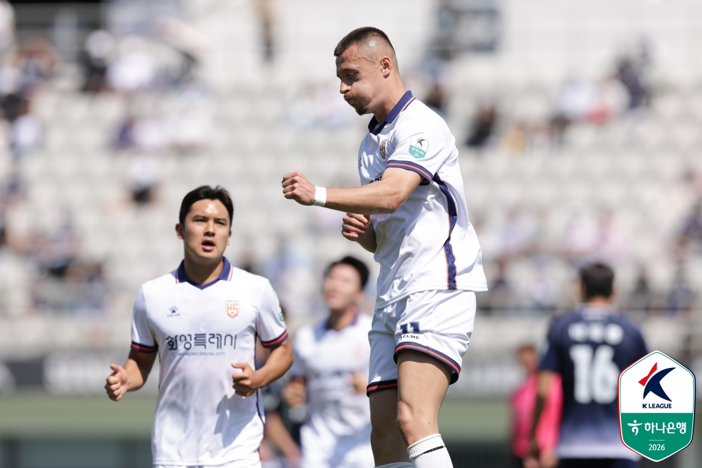 화성FC 공격수 플라나(가운데)가 26일 오후 2시 목동종합운동장 주경기장에서 열린 서울이랜드와의 '하나은행 K리그2 2026 9라운드'에서 골 세리머니를 하고 있다. /사진=한국프로축구연맹 제공