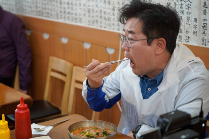 박찬대 더불어민주당 인천시장 후보가 25일 인천 만수동의 착한가게에서 식사를 하는 모습. /사진=박찬대실 제공