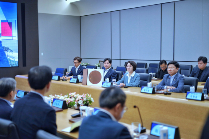 추미애 더불어민주당 경기지사 후보가 25일 삼성전자 평택캠퍼스에 방문한 모습. /사진=추미애실 제공