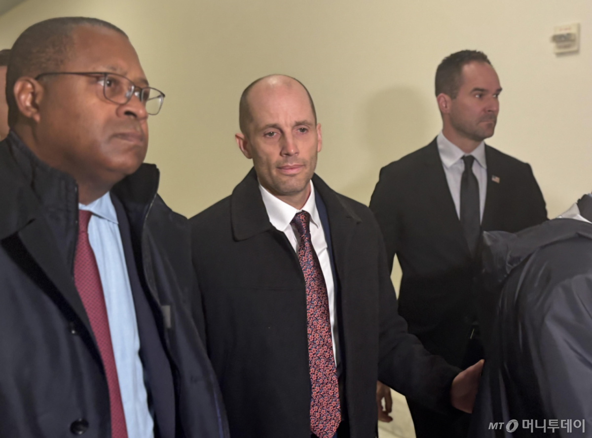 [워싱턴=뉴시스] 이윤희 특파원 = 해롤드 로저스(가운데) 쿠팡 한국법인 임시대표가 23일(현지 시간) 워싱턴DC 연방하원 건물인 레이번 빌딩에서 미국 하원 법사위원회가 개최한 쿠팡 사태 관련 비공개 증언청취(deposition) 절차에 출석해 이동하고 있다. 2026.02.24. sympathy@newsis.com /사진=류현주