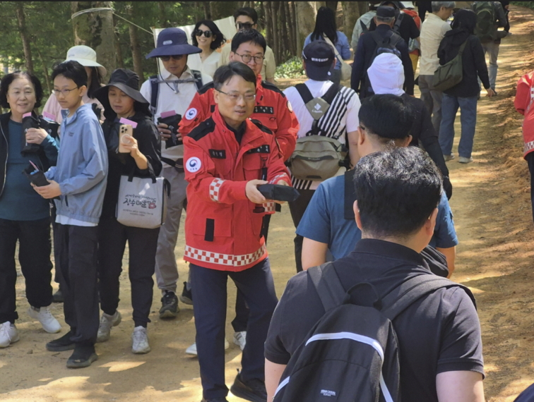 박은식 산림청장(가운데)이 26일 대전 계족산 일원에서 등산객들을 대상으로 산불예방 활동을 벌이고 있다./사진제공=산림청