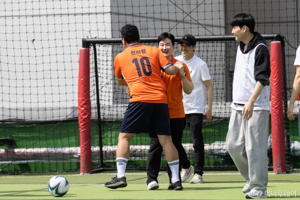 [서울=뉴시스] 김금보 기자 = 개혁신당 천하람 원내대표와 정이한 부산시장 후보가 26일 오후 부산 연제구 연제풋살장에서 열린 기자회견에서 아이들과 공놀이를 하고 있다. (사진=개혁신당 제공) 2026.04.26. photo@newsis.com *재판매 및 DB 금지 /사진=