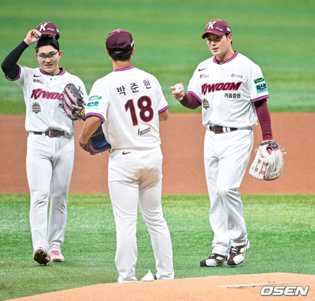 26일 경기 시작을 앞두고 박준현(가운데)에게 공을 전달하는 박병호 코치(오른쪽).