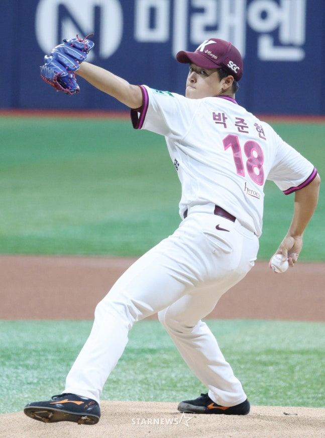 최고 구속 159km로 어마어마한 잠재력을 뽐낸 박준현. /사진=김진경 대기자