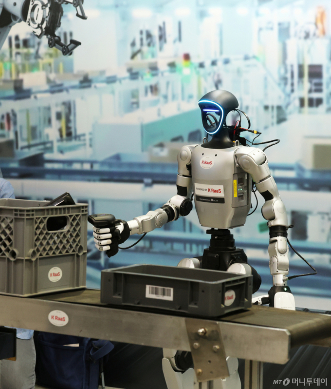 22일 서울 강남구 코엑스에서 열린 '2026 월드IT쇼'(WIS 2026)에서 KT가 K-RaaS 플랫폼을 활용한 산업 현장 피지컬 AI를 시연하고 있다.  '생각을 넘어 행동으로: AI, 현실을 움직이다'를 슬로건으로, ‘피지컬 AI 대전환’을 핵심 주제로 구성한 이번 전시는 17개국 460개 기업·기관이 참여한 가운데 오는 24일까지 사흘간 진행된다. 2026.4.22/뉴스1  Copyright (C) 뉴스1. All rights reserved. 무단 전재 및 재배포,  AI학습 이용 금지. 