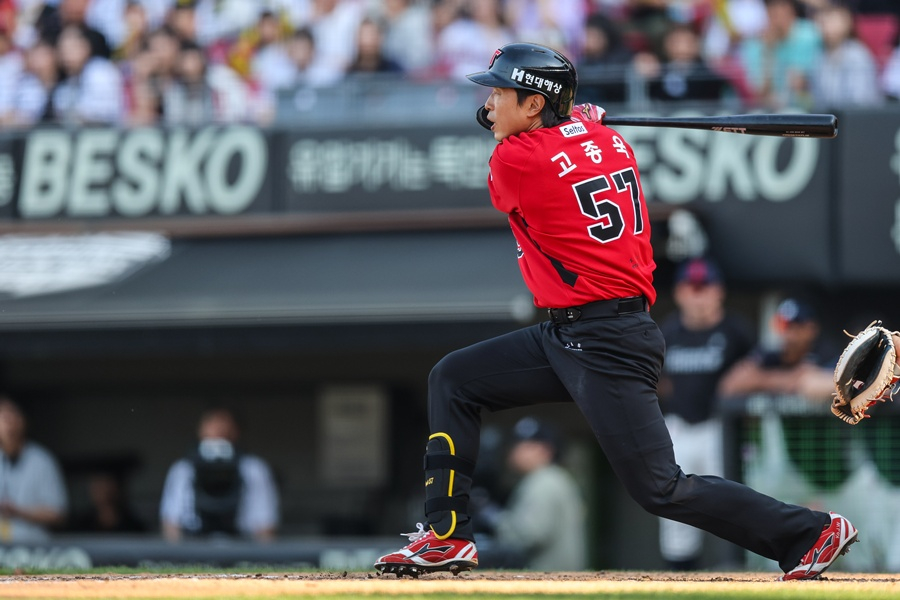 고종욱이 26일 롯데전 9회말 2루 땅볼을 때리고 있다. /사진=KIA 타이거즈