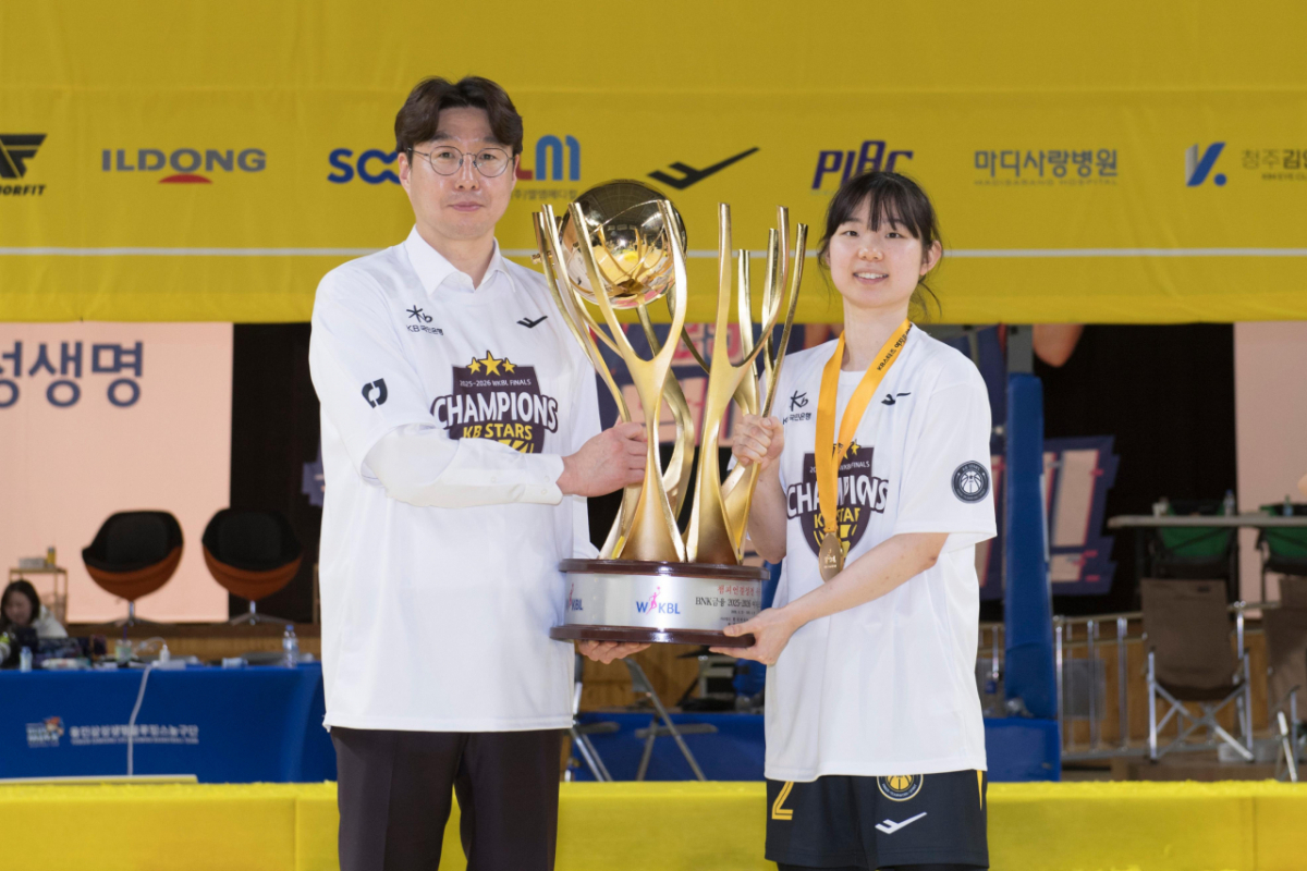 김완수(왼쪽) 감독과 챔피언결정전 MVP 허예은. /사진=WKBL 제공