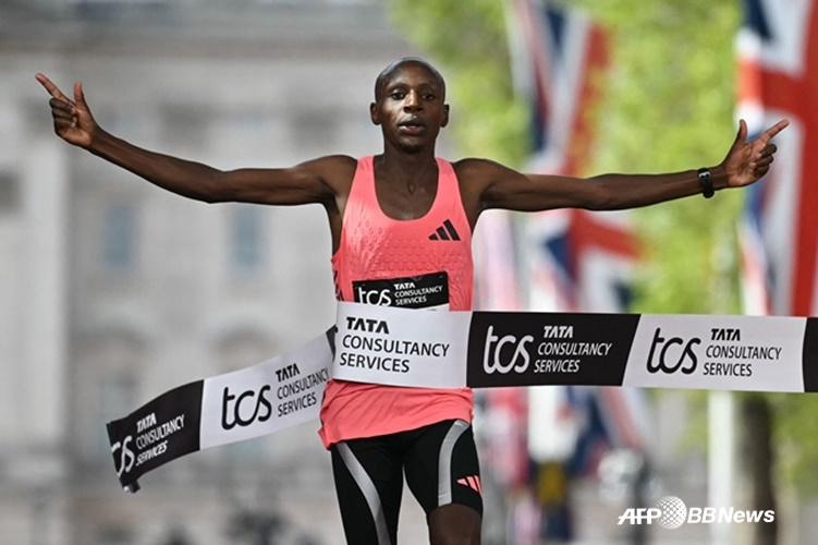 결승선을 통과하는 사바스티안 사웨. /AFPBBNews=뉴스1