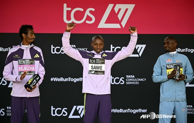 시상대 가장 높은 곳에 선 사바스티안 사웨. /AFPBBNews=뉴스1