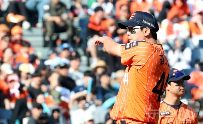 한화 이글스 김서현이 26일 NC 다이노스와 홈경기 7회에 투런 홈런을 맞고 당황하고 있다. /사진=뉴스1