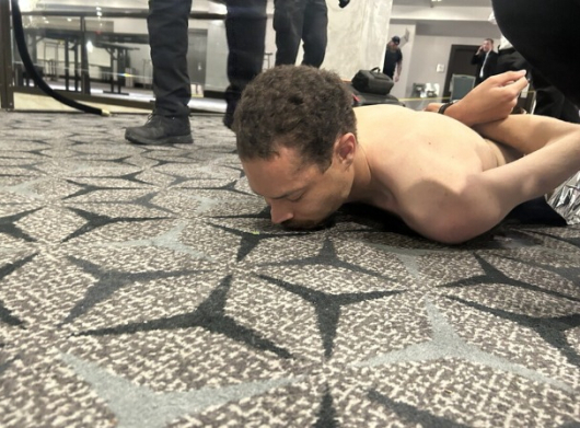 25일(현지시간) 백악관 출입기자단 만찬장 총격사건 용의자 콜 토마스 앨런(31)이 붙잡힌 모습./사진=도널드 트럼프 미국 대통령 트루스소셜 